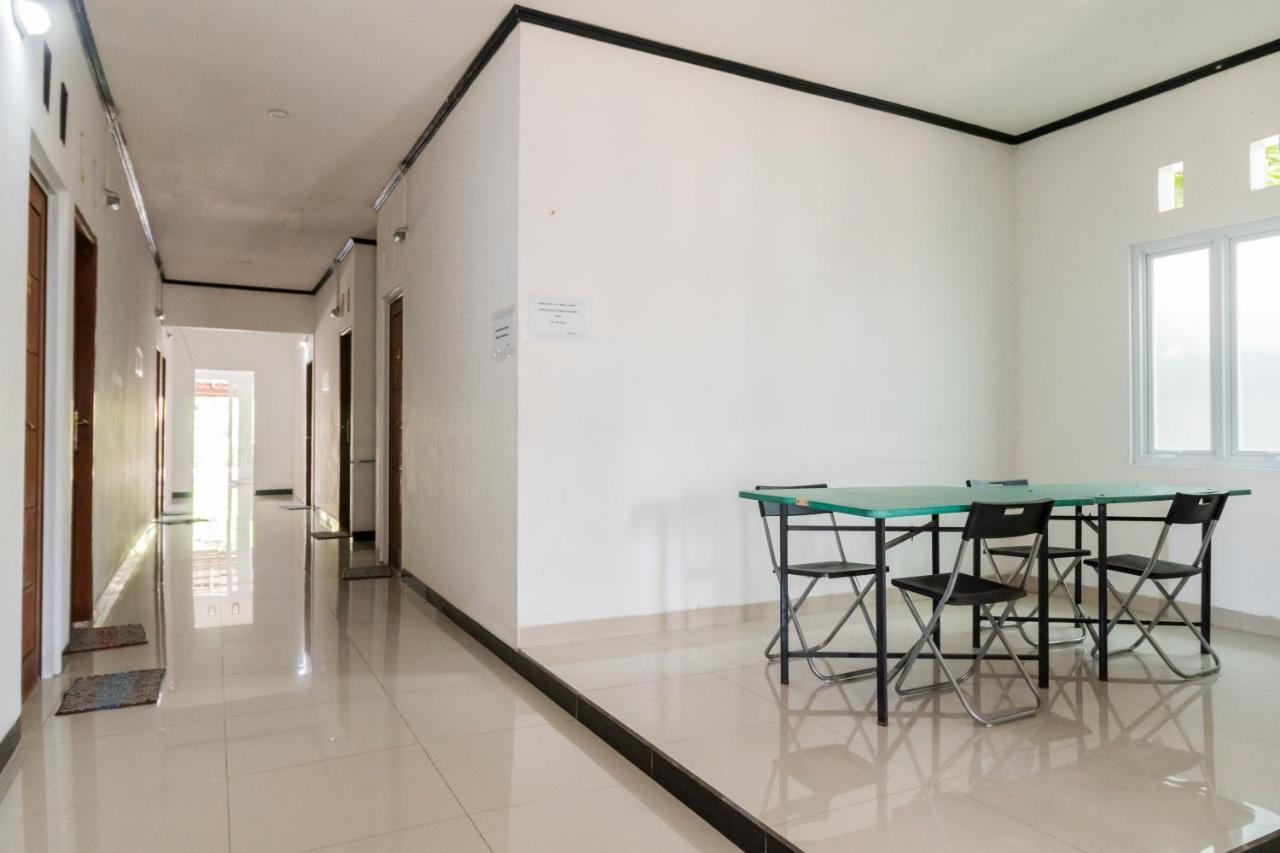 Reddoorz Near Terminal Bubulak Bogor Hotel Ngoại thất bức ảnh